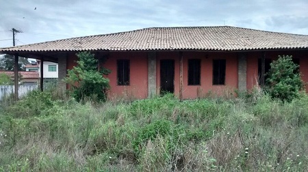 Casarão completamente abandonado