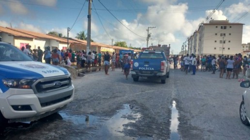 Policiais isolam área da tragédia